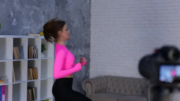 Pasująca Dama Odzieży Sportowej Używająca Maty Biegająca Miejscu Domu Kręcąca — Wideo stockowe