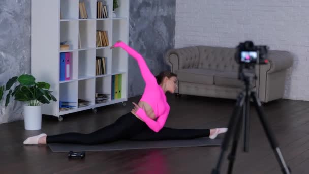 Sporty Athletic Lady Leggings Top Sits Twine While Woman Doing — Stock Video