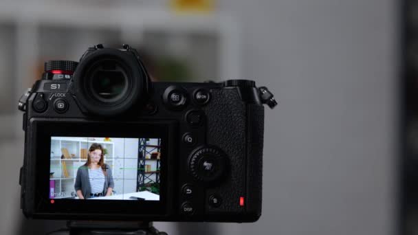 Wyświetlanie Bloga Wideo Nagraniem Kamery Kobieta Blogerka Trzyma Pokazuje Pieniądze — Wideo stockowe