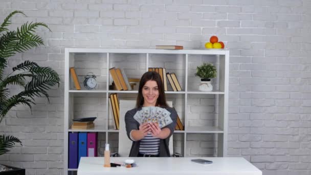 Donna Sorridente Mostrando Ventilatore Dollari Mano Gettando Banconote Dollari Aria — Video Stock