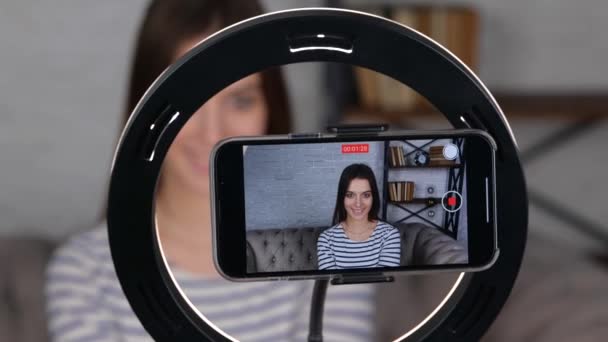Νεαρή Γυναίκα Vlogger Κάνει Tutorial Vlog Ψάχνει Smartphone Κάμερα Καταγραφή — Αρχείο Βίντεο