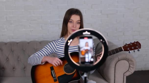 Hübsche Dame Spielt Gitarre Während Sie Hause Musikvideos Mit Dem — Stockvideo