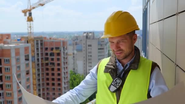 Inženýr Žluté Přilbě Návrhem Plánu Výstavby Staveništi Foreman Pracuje Staveništi — Stock video
