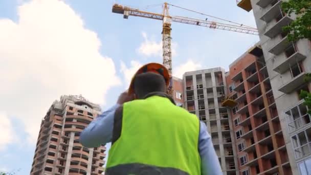 Mužský Architekt Při Pohledu Stavební Jeřáb Nošení Bezpečnostní Přilby Staveništi — Stock video