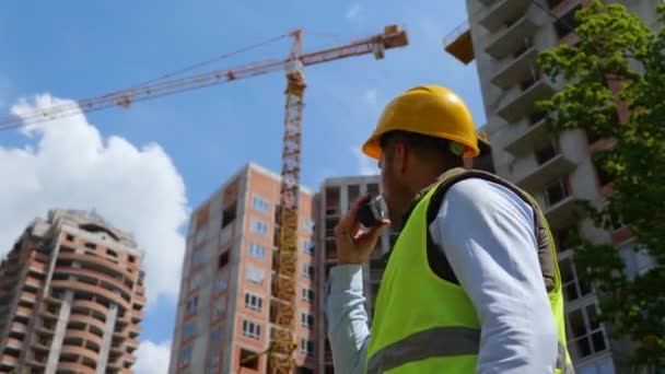 Homem Capataz Chapéu Duro Perto Guindaste Construção Local Construção Falando — Vídeo de Stock