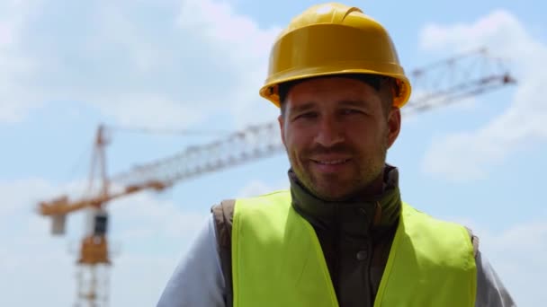 Usmívající Mužský Inženýr Žlutým Kloboukem Reflexní Bezpečnostní Vestou Stojící Venku — Stock video