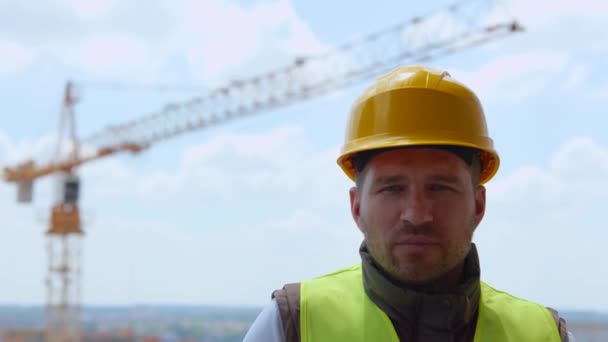 Šťastný Inženýr Žlutém Klobouku Reflexní Bezpečnostní Vestě Foreman Stojí Venku — Stock video