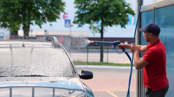 Portrait Young Handsome Concentrated Man Cap Washing His Car Outdoors — Stockfoto