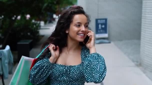 Молода Усміхнена Леді Ходить Міській Вулиці Після Покупки Щаслива Жінка — стокове відео