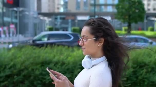 Feliz Mujer Bonita Sosteniendo Teléfono Móvil Escribiendo Mensaje Mientras Camina — Vídeos de Stock
