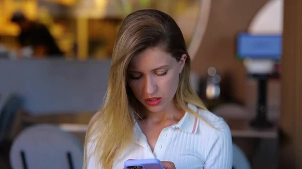 Jovem Mulher Preferindo Smartphone Vez Falar Com Homem Durante Namoro — Fotografia de Stock