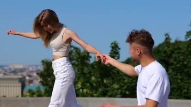 Güzel, birbirine aşık genç bir çift şehir caddesinde el ele tutuşarak yürüyor. Erkek ve kadın güneşli günün tadını çıkarıyorlar. Bağ, aşk ve ilişki kavramı. Gerçek zamanlı.