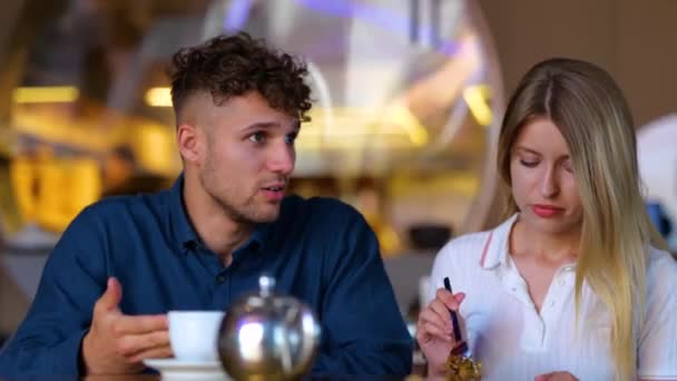 レストランでのデートに退屈そうに見える美しい女性 不快な会話をしているカップル 離婚の話をしてる男だ 関係問題の概念 リアルタイム — ストック動画
