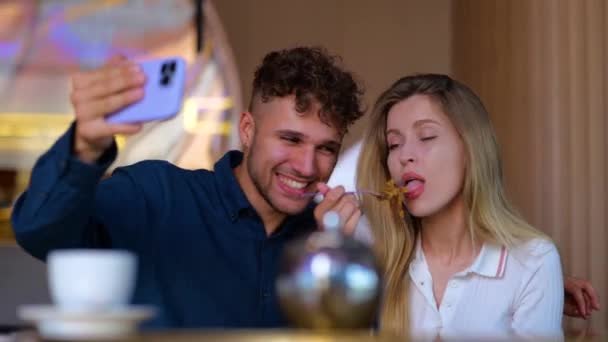 Lykkelig Mand Kvinde Der Har Dating Cafe Mand Holder Mobiltelefon – Stock-video