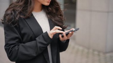 İş kadını elinde cep telefonu, ekranda dinleme yaparken internette bilgi arıyor. İnternet sitesi açık. Teknoloji, dijital konsept. Gerçek zamanlı.