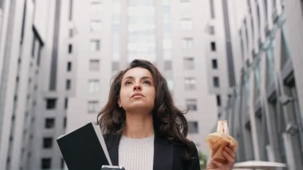 Güzel Genç Bayan Dışarıda Yürürken Sandviç Yiyor Cep Telefonu Ekranına — Stok video