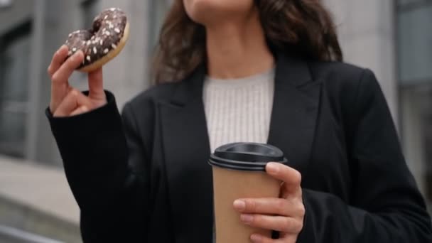 Krásná Dáma Pije Kávu Sladké Koblihy Užívá Oběd Podnikatelka Dává — Stock video