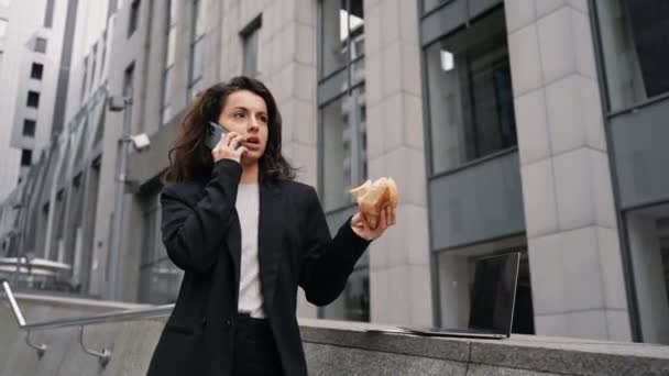 Досить Молода Жінка Розбивається Тримає Бутерброд Завантажена Бізнес Леді Розмовляє — стокове відео