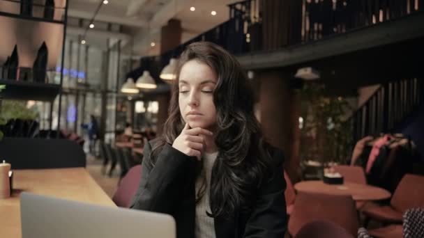 Kafede Oturan Dizüstü Bilgisayarla Çalışan Beyaz Bir Bayan Girişimci Restoranda — Stok video