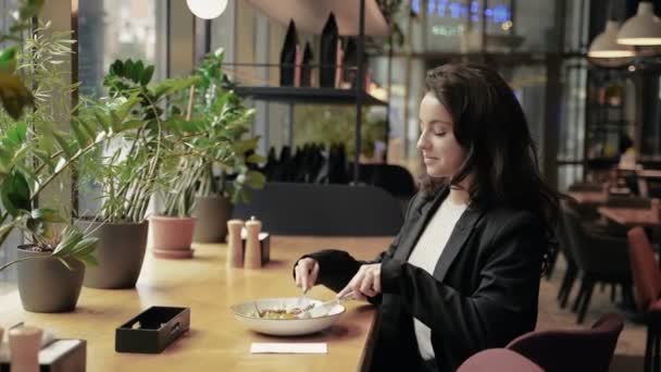 Feliz Mujer Caucásica Comiendo Ensalada Restaurante Mientras Mira Por Ventana — Vídeos de Stock