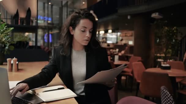 Молодая Леди Использует Ноутбук Проверки Бизнес Базы Данных Женщина Набирает — стоковое видео