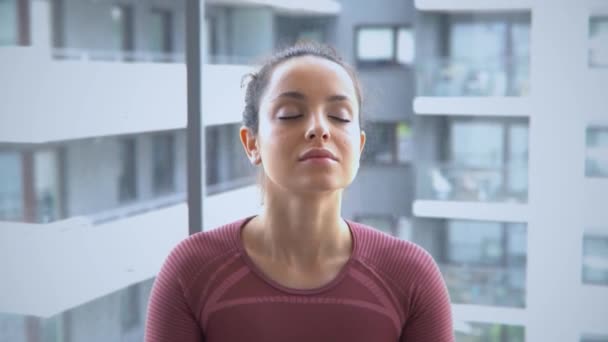 Ruhige Junge Frau Praktiziert Yoga Während Sie Mit Geschlossenen Augen — Stockvideo