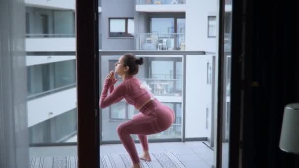 Αθλητική Νεαρή Γυναίκα Που Κάνει Πρωινή Γυμναστική Στο Σπίτι Fit — Αρχείο Βίντεο