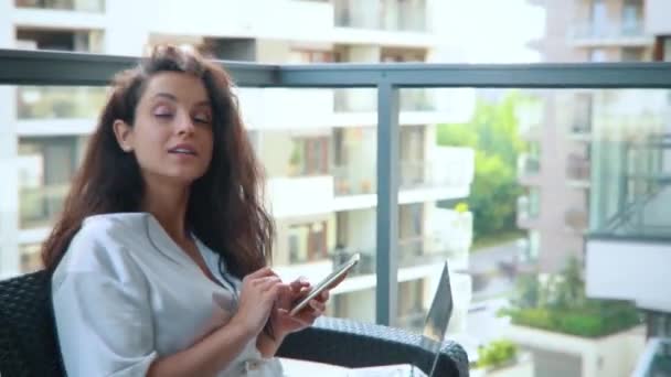 Sabahları Terasta Sabahlık Giyen Genç Bayan Çalışıyor Cep Telefonu Kullanan — Stok video