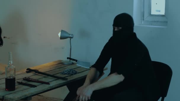Man Terrorist Håller Pistol Medan Kidnappa Ung Kvinna För Gisslan — Stockvideo