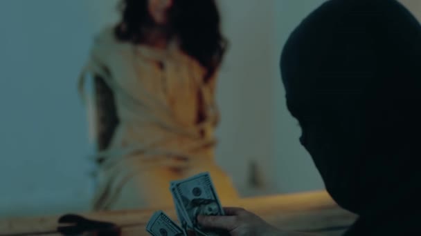 Ağlarken Iple Bağlanmış Korkmuş Bir Kadın Suçlu Para Sayıyor Fidye — Stok video
