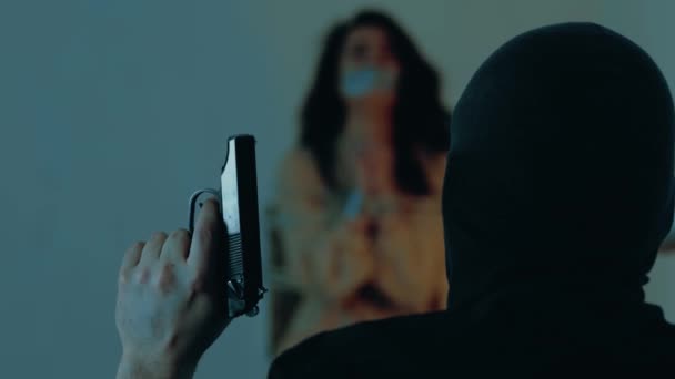 Mandlig Kidnapper Med Pistol Hånden Mod Kvindeligt Gidsel Kvinde Bange – Stock-video