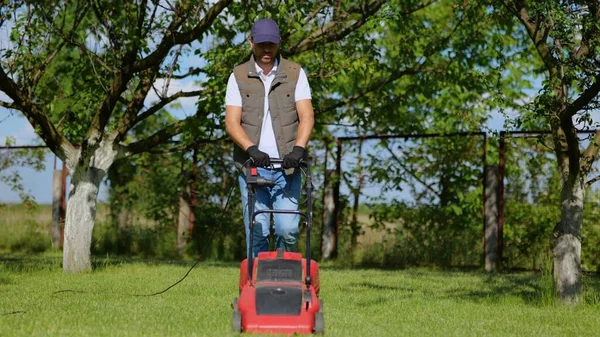 Männliche Arbeiter Arbeiten Privaten Garten Beim Rasenmähen Mit Rollenmaschine Freien — Stockfoto