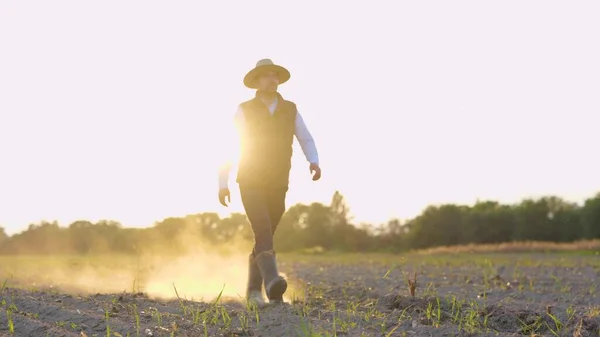Szczęśliwy Przystojny Mężczyzna Rolnik Chodzi Gumowych Butach Polu Przez Małe — Zdjęcie stockowe