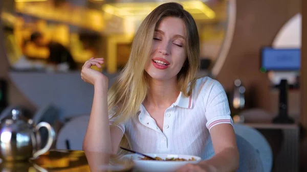 Beautiful Joyful Young Female Sitting Restaurant Talking Camera Close Happy — Stockfoto