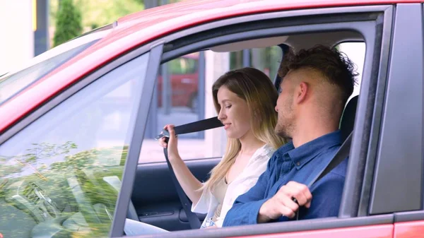 Camera Approaching Young Male Female Couple Sitting Vehicle Fastening Seat — Zdjęcie stockowe