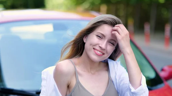 Красива Весела Жінка Стоїть Біля Автомобіля Посміхається Дивлячись Фотоапарат Зблизька — стокове фото