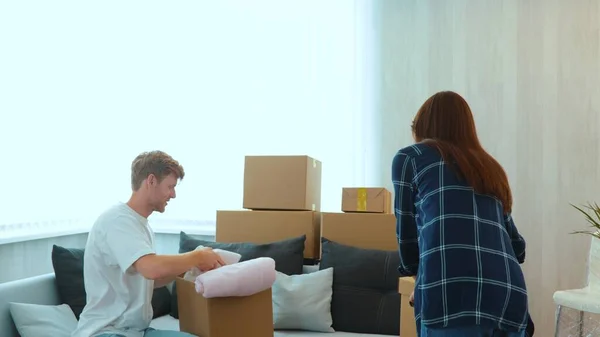 Caucasian Joyful Couple Man Woman Just Moved New Apartment Unpacking — Zdjęcie stockowe