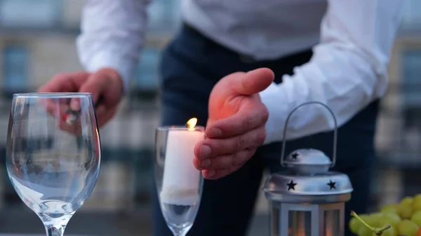 Großaufnahme Von Männerhänden Die Draußen Auf Einem Tisch Kerzen Anzünden — Stockfoto