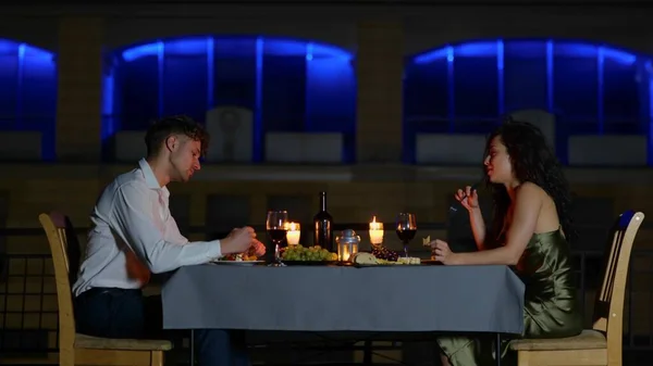 Kamera Nähert Sich Glückliche Schöne Elegante Paar Sitzt Dekorierten Tisch — Stockfoto