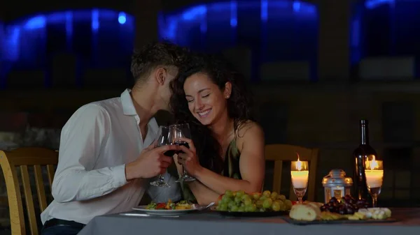 Nahaufnahme Eines Glücklichen Leidenschaftlichen Verliebten Paares Das Nachts Wein Trinkt — Stockfoto