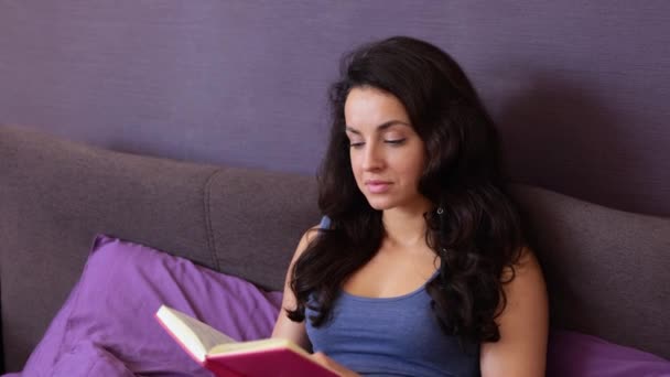 Genç Bayan Yatakta Oturup Kitap Okuyor Evde Kitap Okuduktan Sonra — Stok video
