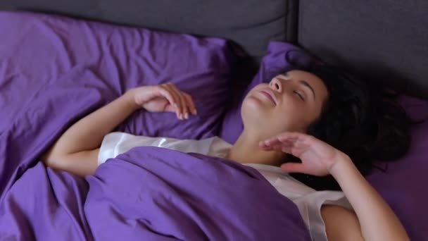 Junge Dame Genießt Frische Weiche Bettwäsche Und Matratzen Schlafzimmer Während — Stockvideo