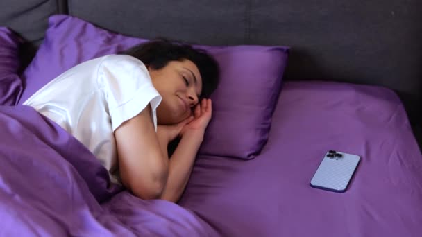 Genç Bir Kadın Uyanıyor Cep Telefonundan Mesaj Okuyor Kadın Yatak — Stok video
