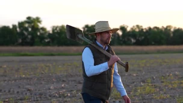 Usmívající Farmář Slaměnou Čepicí Kráčející Poli Lopatou Při Západu Slunce — Stock video