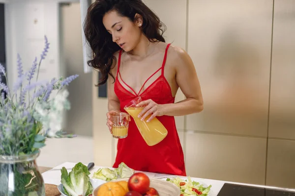 Sexy Morena Segurando Vidro Derramando Suco Laranja Decantador Senhora Peignoir — Fotografia de Stock