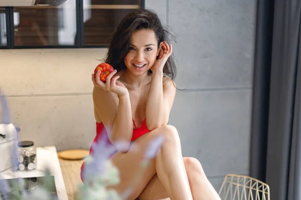 Boldog Szexi Hölgy Pózol Miközben Asztalon Konyhában Kezében Alma Csinos — Stock Fotó