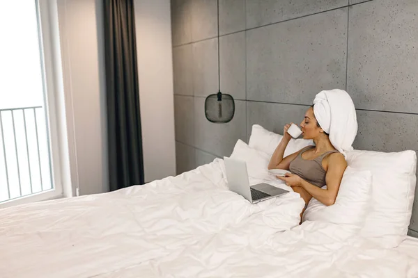 Szczęśliwa Kobieta Odpoczywa Domu Pijąc Kawę Kobieta Ręcznikiem Głowie Siedząca — Zdjęcie stockowe