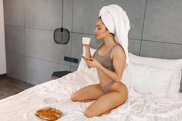 Sexy Jovem Senhora Desfrutando Café Parte Manhã Casa Enquanto Sentado — Fotografia de Stock
