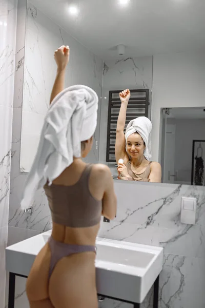 Hübsche Frau Weißem Handtuch Die Nach Dem Duschen Hause Solides — Stockfoto