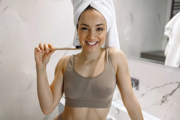 Hübsche Dame Unterwäsche Mit Umweltfreundlicher Holzzahnbürste Badezimmer Mundhygiene Behandlungskonzept — Stockfoto